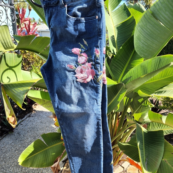 Ted Baker London PREMIUM DENIM Jeans with Pink Floral Embroidery NWOT - Picture 6 of 6